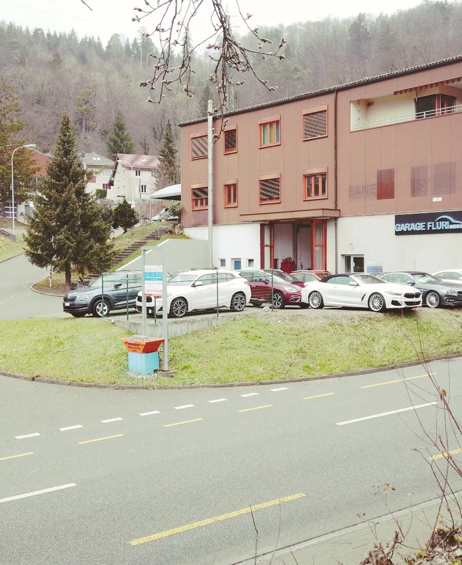 Fahrzeuge vor der Garage Fluri an der Winznauerstrasse in Trimbach