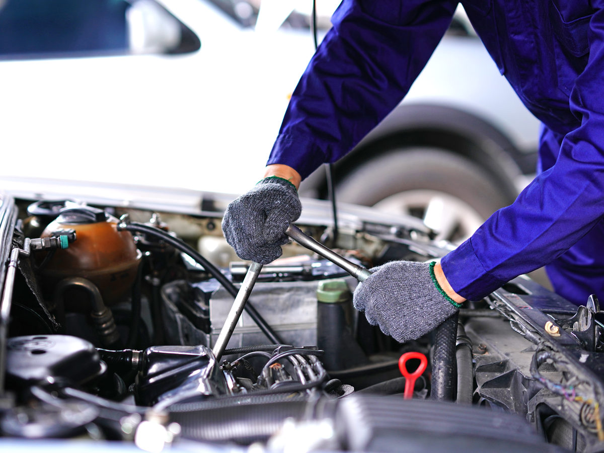 Mechaniker bei der Arbeit an einem Motor in der Garage Fluri